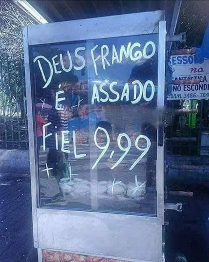 Textos escritos numa frangueira que podem tanto soar: "Deus é Fiel" e "Frango Assado 9,99" também soarem "Deus Frango é Assado Fiel 9,99". Preferivel a segunda opção para humor