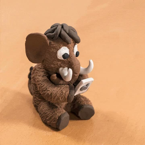 Stop-Motion-Animation eines Mastodons aus Ton mit einem Handy.