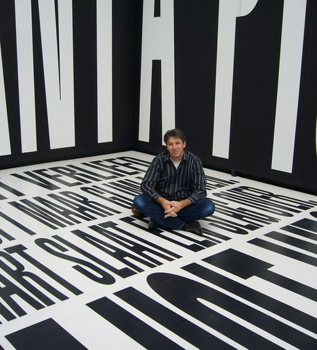 Selfe im Kunstmuseum für moderne Kunst in Amsterdam. Ich sitze am Bodem im Schneidersitz in einem Raum mit übergroßen Buchstaben in schwarz weiß... als säße ein kleines Männchen auf Seiten eines riesigen Buches.