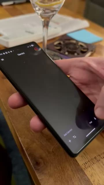 In a video — originally posted by @mako@social.coop at https://social.coop/@mako/116155350998611598 — a user asks an apparent stock Google Android in the “Gemini” assistant app.  The device answers both in text and out loud with a computer-generated voice that its name is pronounced “G-U-H-munnye”. 